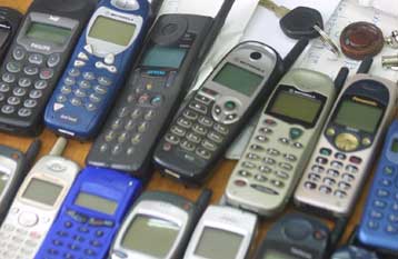 Σήμα κινδύνου από Έλληνες επιστήμονες για τη χρήση κινητών σε κλειστούς χώρους