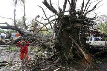 Εκατοντάδες νεκροί στο πέρασμα του τυφώνα Ντούριαν από τις Φιλιππίνες