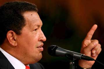 Εν μέσω καταγγελιών για δημαγωγία οδεύει ο Τσάβες στην επανεκλογή του