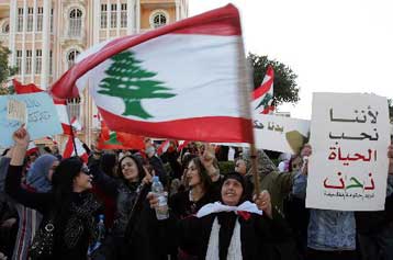 Εκρηκτικό σκηνικό στη Βηρυτό με μαζική διαδήλωση για την πτώση της κυβέρνησης