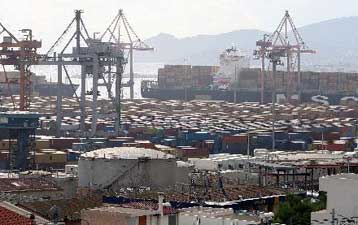 Αγωνία στον εμπορικό κόσμο για τις κινητοποιήσεις στο λιμάνι του Πειραιά