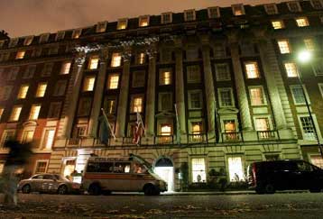 Υπό ιατρική παρακολούθηση τέσσερις Έλληνες για πιθανή μόλυνση από ραδιενέργεια