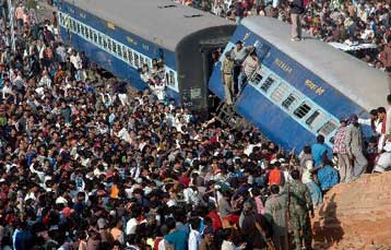 Κατάρρευση γέφυρας πάνω σε τρένο στην Ινδία με δεκάδες νεκρούς και τραυματίες