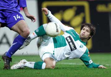 Μόνη πρώτη η Βέρντερ περιμένοντας τη Σάλκε