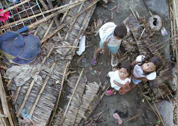 Σε κατάσταση εκτάκτου ανάγκης οι Φιλιππίνες μετά το πέρασμα του τυφώνα Ντούριαν