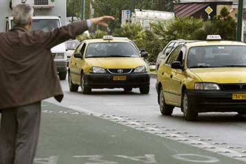 Nέες αυξήσεις 4% στα κόμιστρα θα διεκδικήσουν οι ιδιοκτήτες ταξί