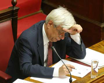 Κόντρα κυβέρνησης – αντιπολίτευσης στη Βουλή για την υπόθεση των συμβασιούχων