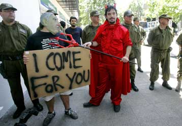 Κρίσιμη, αλλά με σημάδια σταθεροποίησης η κατάσταση της υγείας του Πινοτσέτ