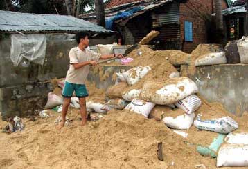 Δεκάδες νεκροί και αγνοούμενοι από το πέρασμα του τυφώνα Ντούριαν από το Βιετνάμ