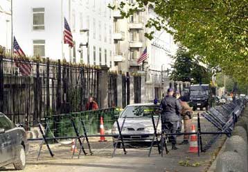 Ένοπλος άνοιξε πυρ έξω από την αμερικανική πρεσβεία στην Υεμένη