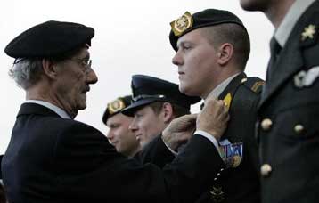 Οργή για την παρασημοφόρηση Ολλανδών κυανόκρανων που υπηρέτησαν στη Σρμπρένιτσα