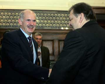 Σε ενωτικό κλίμα η πρώτη συνεδρίαση του Κοινοβουλευτικού Συμβουλίου του ΠΑΣΟΚ