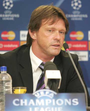 Η Αντερλεχτ καλύτερη ομάδα από την ΑΕΚ, πιστεύει ο Βερκότερεν