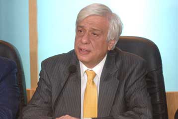 Μεγάλες καθυστερήσεις στην έκδοση αδειών παραμονής για χιλιάδες μετανάστες