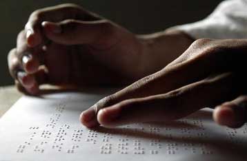 Χωρίς βιβλία παραμένουν μαθητές με προβλήματα όρασης