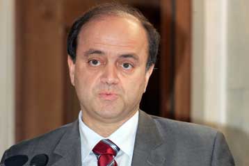 Ψηφίστηκε, εν μέσω επικρίσεων, η ρύθμιση οφειλών επιχειρήσεων προς το ΙΚΑ