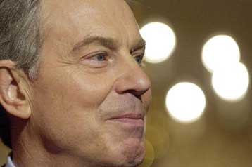 Προσαρμοστείτε στη βρετανική κοινωνία, αλλιώς μην έλθετε εδώ, διαμηνύει ο Μπλερ