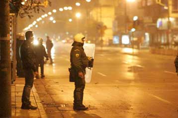 Νύχτα βίας στη Θεσσαλονίκη με συγκρούσεις ΜΑΤ και κουκουλοφόρων