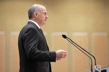 Αποφασισμένος να στηρίξει την αναθεώρηση του άρθρου 16 ο Γ.Παπανδρέου