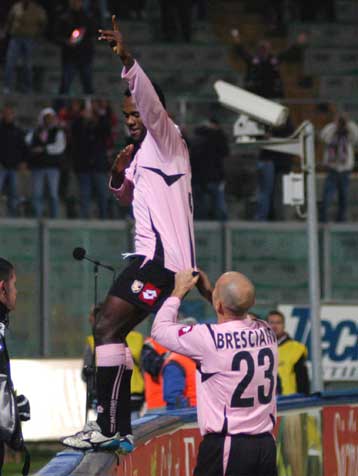 Ελπίζει στην παραμονή της η Ρετζίνα, κοντά στην κορυφή η Παλέρμο