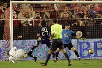 Η Σεβίλη προσπέρασε την Ρεάλ και μένει σε απόσταση αναπνοής από την Μπαρτσελόνα