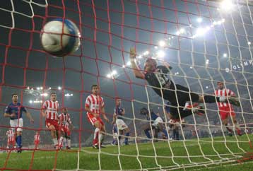 Με ανατροπή πήρε «αέρα» πέντε βαθμών ο Ολυμπιακός, skodaψε στην Ξάνθη η ΑΕΚ