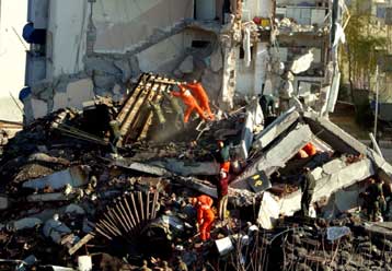 Πέντε νεκροί από κατάρρευση πολυκατοικίας με οικογένειες στρατιωτικών στη ΝΑ Τουρκία