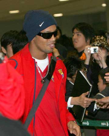 Οι Ιάπωνες υποδέχθηκαν με όλες τις… τιμές τους παίκτες της Μπαρτσελόνα