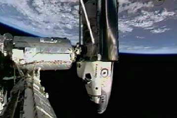 Το Discovery προσδέθηκε κανονικά στον Διεθνή Διαστημικό Σταθμό