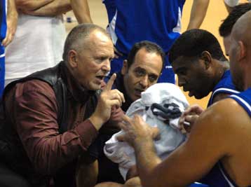 Αιφνιδιαστική παραίτηση του Γιατζόγλου από τον πάγκο του Αιγάλεω