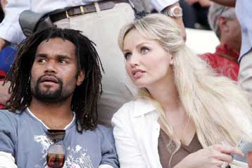 Έτοιμος να επιστρέψει στον Ολυμπιακό, εάν δεχθεί πρόταση, δηλώνει ο Καρεμπέ