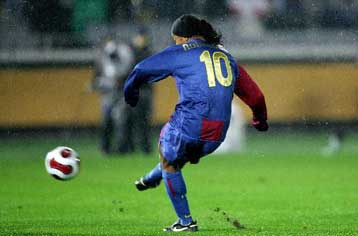 Ποδοσφαιριστής της χρονιάς για τη FIFA ο Ροναλντίνιο, σύμφωνα με τη Marca