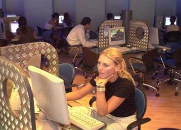 Πόλεμο τιμών έφεραν τα… Χριστούγεννα στο γρήγορο Internet