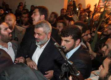 Εικόνα εμφυλίου μετά τη δολοφονική απόπειρα κατά του Χανίγε στη Ράφα