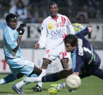 Τρίτη ανέβηκε η Σεν Ετιέν, νέο γκολ από Τουρέ