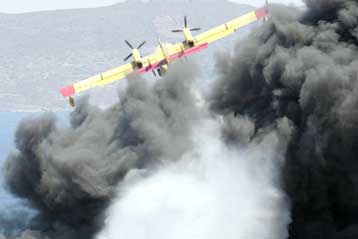 Ανεξέλεγκτη πυρκαγιά σε δεξαμενές πετρελαίου στην Αλβανία