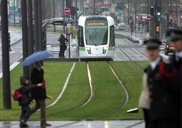 Το τραμ επέστρεψε (και) στους δρόμους του Παρισιού, 69 χρόνια μετά