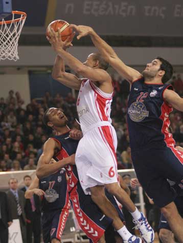 Πικρό αντίο στο 2006 από τον Ολυμπιακό, πέρασε ο Παναθηναϊκός από τον Αγιο Θωμά