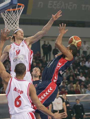 Ο Πανιώνιος 84-76 τον Ολυμπιακό και τον έπιασε στη βαθμολογία