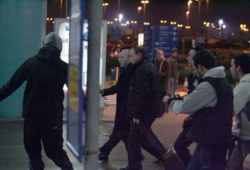 Υποδοχή με γιαούρτι στον Αργύρη Μήτσου, φυγαδεύτηκε η αποστολή του Παναθηναϊκού