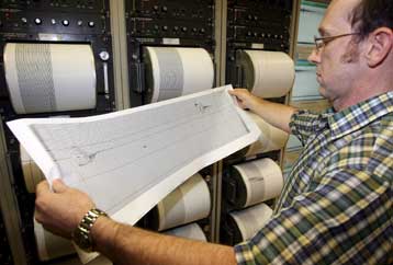 Νεκρούς και τραυματίες άφησε πίσω της η ισχυρή σεισμική δόνηση στη Σουμάτρα