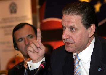 Επίθεση Πολύδωρα κατά Συνασπισμού για τα επεισόδια εις βάρος της αστυνομίας