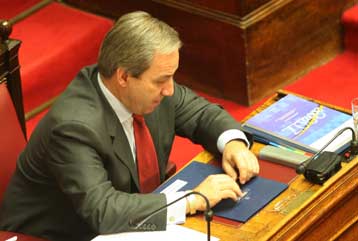 Αντιπαράθεση κυβέρνησης-ΠΑΣΟΚ στη Βουλή για ανεργία και Υγεία