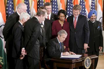 «Πράσινο φως» από τον Μπους για την πώληση πυρηνικών καυσίμων στην Ινδια