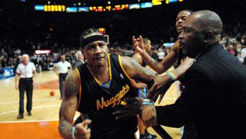 Ποινή 15 αγώνων στον Καρμέλο Αντονι για τη γροθιά στον Κόλινς