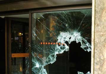 Ολονυχτία εμπρησμών σε τράπεζες περιοχών της Αττικής