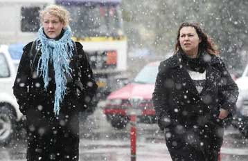 «Παιχνίδια» του καιρού με χιόνια από την Τετάρτη και ηλιοφάνεια τα Χριστούγεννα