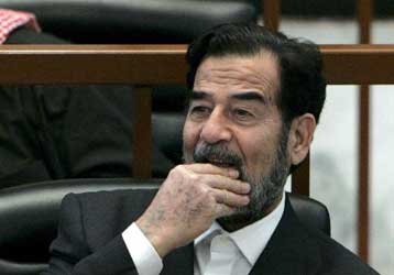 Βίντεο με θύματα «χημικών βομβαρδισμών» παρουσιάστηκαν στη δίκη Σαντάμ