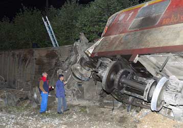 Συμβολική κατάληψη των γραμμών του τρένου από δημοτικούς συμβούλους της Δράμας
