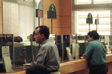 Ανοικτά τα γκισέ των τραπεζών απογεύματα και Σάββατο